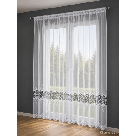 Halbtransparente Gardine Adriana mit eleganten anthrazitfarbenen Stickereien, hochwertige Plauener Spitze am Fenster.