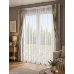 Weiße Sablé-Gardine mit Blumenstickerei im Wohnzimmer, beige Vorhänge in Leinenoptik, gemütliche Heimtextilien.