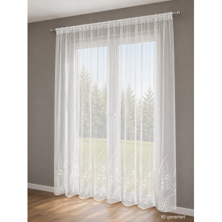 Halbtransparente weiße Gardine mit floraler Stickerei am Saum, hochwertige Plauener Spitze für Fensterdekoration.