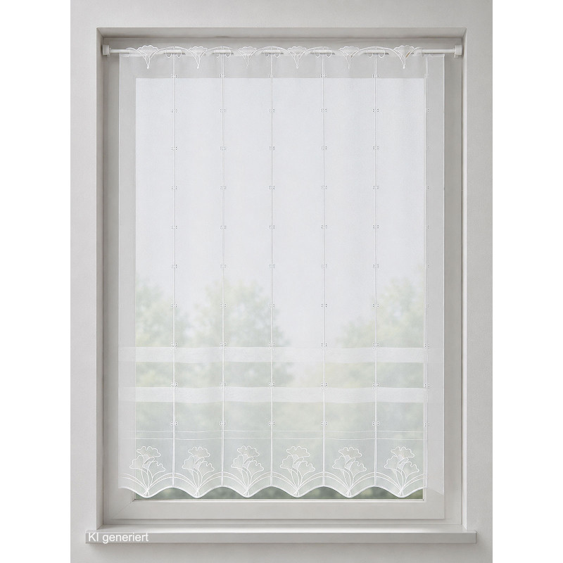 Halbtransparente Raffgardine aus weißer Plauener Spitze mit floralem Saum und Ginkgo-Motiv. Hochwertige Fensterdeko.