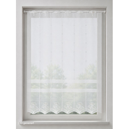 Halbtransparente Raffgardine aus weißer Plauener Spitze mit floralem Saum und Ginkgo-Motiv. Hochwertige Fensterdeko.