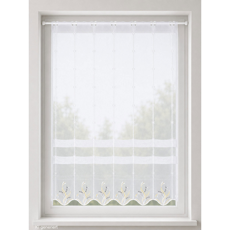 Halbtransparente Kurzgardine mit floraler Stickerei in Gelb und Anthrazit vor hellem Fensterhintergrund im Landhausstil.