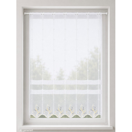 Halbtransparente Kurzgardine mit floraler Stickerei in Gelb und Anthrazit vor hellem Fensterhintergrund im Landhausstil.