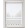 Halbtransparente Kurzgardine mit floraler Stickerei in Gelb und Anthrazit vor hellem Fensterhintergrund im Landhausstil.