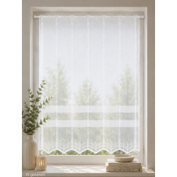 Weiße Plauener Spitze Gardine im modernen Landhaus-Ambiente am hellen Fenster, elegante Fensterdeko.