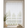 Weiße Plauener Spitze Gardine im modernen Landhaus-Ambiente am hellen Fenster, elegante Fensterdeko.