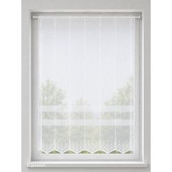 Halbtransparenter Sichtschutz aus Plauener Spitze, weißes Bistro-Set für eine helle, freundliche Raumatmosphäre.