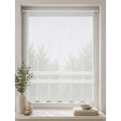 Weiße Plauener Spitze Gardine im modernen Landhaus-Wohnzimmer, halbtransparente Fensterdeko mit filigranem Bogenabschluss.
