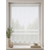 Weiße Plauener Spitze Gardine im modernen Landhaus-Wohnzimmer, halbtransparente Fensterdeko mit filigranem Bogenabschluss.