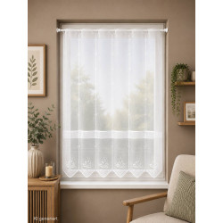 Weiße Plauener Spitze Gardine im hellen Landhaus-Ambiente am Fenster, elegante Heimtextilien für gemütliches Wohnen.
