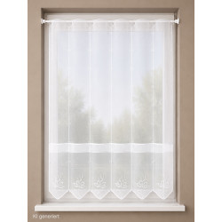 Halbtransparenter Sichtschutz aus Plauener Spitze, weißes Bistro-Set am hellen Fenster für stilvolle Raumgestaltung.