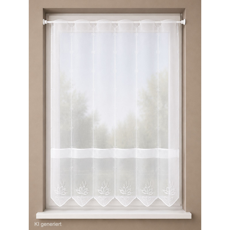 Halbtransparenter Sichtschutz aus Plauener Spitze, weißes Bistro-Set am hellen Fenster für stilvolle Raumgestaltung.