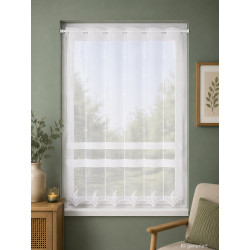Weiße Plauener Spitze Raff-Gardine im modernen Landhaus-Wohnzimmer, halbtransparente Fensterdeko mit barockem Ornament-Saum.