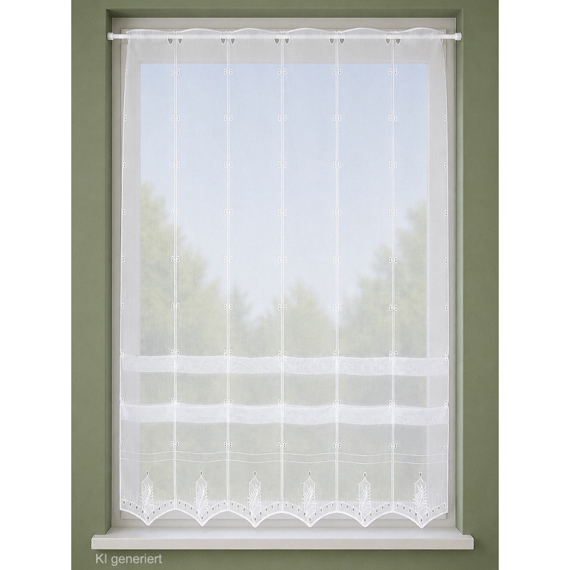 Elegante Scheiben-Raffgardine aus Plauener Spitze, halbtransparentes Bistro-Design mit klassischer Stickerei am hellen Fenster.