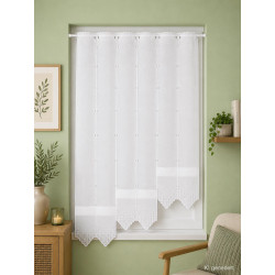 Weiße Plauener Spitze Gardine im hellen Wohnambiente am Fenster, elegante Fensterdeko für ein gemütliches Zuhause.