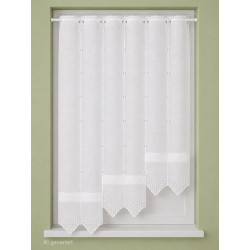 Weiße Scheiben-Raffgardine aus Plauener Spitze, weißes Bistro-Design mit Wellen- Saum am Fenster.