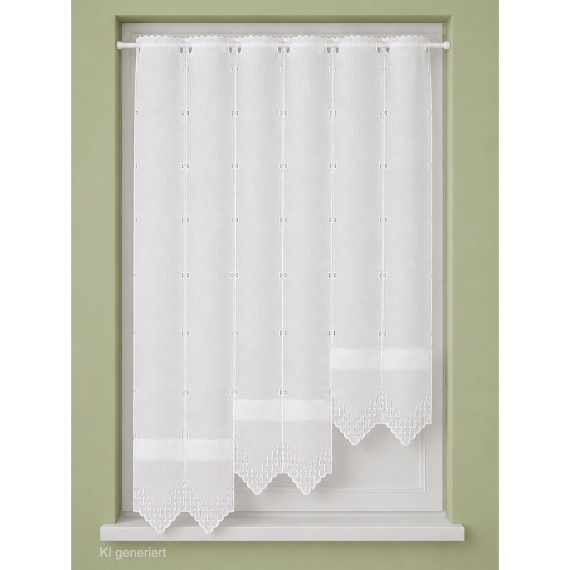 Weiße Scheiben-Raffgardine aus Plauener Spitze, weißes Bistro-Design mit Wellen- Saum am Fenster.