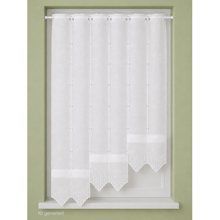 Weiße Scheiben-Raffgardine aus Plauener Spitze, weißes Bistro-Design mit Wellen- Saum am Fenster.