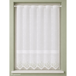 Halbtransparenter Clipstore aus Plauener Spitze, buntes Bergwiesen-Motiv am Fenster für frische Heimtextilien-Deko.