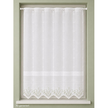 Halbtransparenter Clipstore aus Plauener Spitze, buntes Bergwiesen-Motiv am Fenster für frische Heimtextilien-Deko.