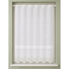 Halbtransparenter Clipstore aus Plauener Spitze, buntes Bergwiesen-Motiv am Fenster für frische Heimtextilien-Deko.