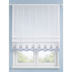 Weißer Raffrollovorhang mit gestickten maritimen Segelbooten am Fenster im modern eingerichteten Zimmer.