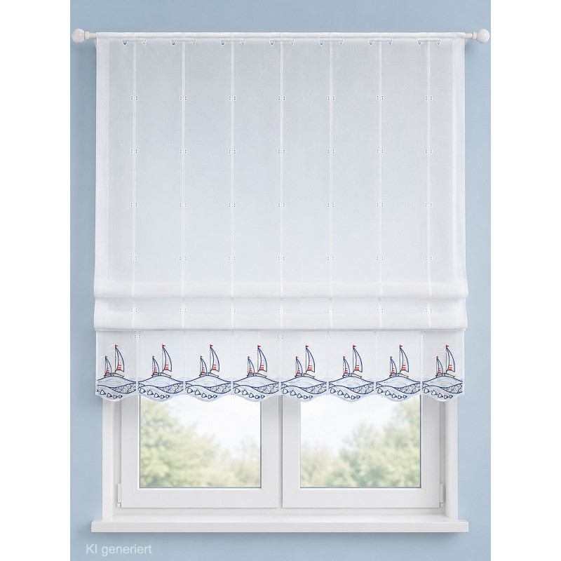 Weißer Raffrollovorhang mit gestickten maritimen Segelbooten am Fenster im modern eingerichteten Zimmer.