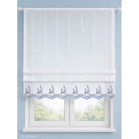 Weißer Raffrollovorhang mit gestickten maritimen Segelbooten am Fenster im modern eingerichteten Zimmer.
