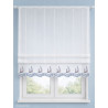 Weißer Raffrollovorhang mit gestickten maritimen Segelbooten am Fenster im modern eingerichteten Zimmer.