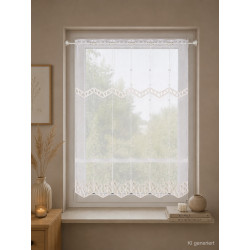 Weiße Plauener Spitze Gardine im hellen Landhaus-Ambiente am Fenster, elegante Heimtextilien für das Wohnzimmer.