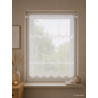 Weiße Plauener Spitze Gardine im hellen Landhaus-Ambiente am Fenster, elegante Heimtextilien für das Wohnzimmer.