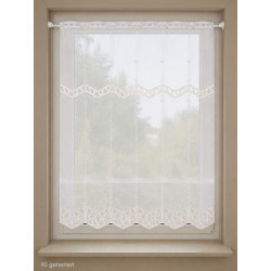 Halbtransparenter Sichtschutz aus Plauener Spitze, weißes Bistro-Set am hellen Fenster für wohnliche Eleganz.