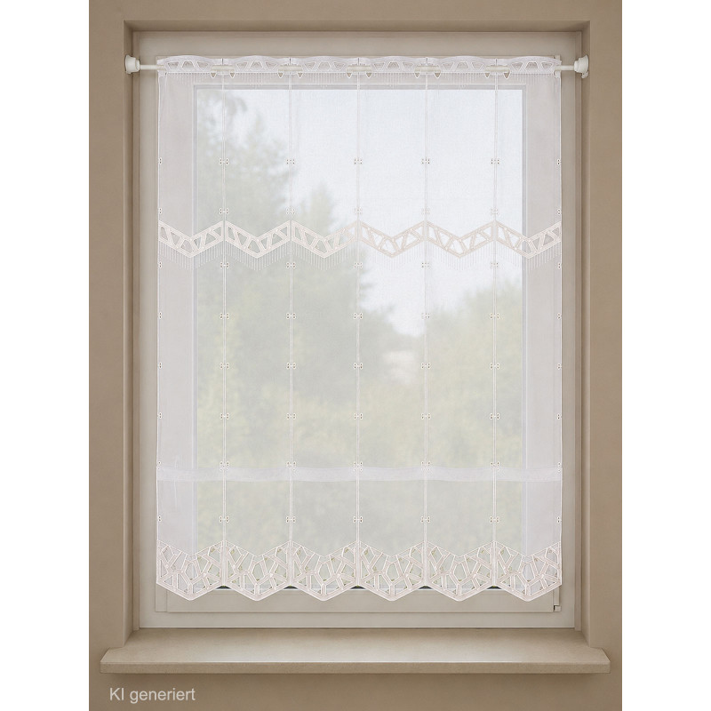 Halbtransparenter Sichtschutz aus Plauener Spitze, weißes Bistro-Set am hellen Fenster für wohnliche Eleganz.