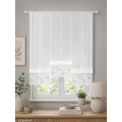 Plauener Spitze Raffgardine mit zarten grauen Blättern im modernen Landhaus-Wohnzimmer, florale Fensterdeko.