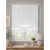 Plauener Spitze Raffgardine mit zarten grauen Blättern im modernen Landhaus-Wohnzimmer, florale Fensterdeko.