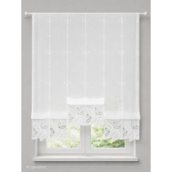 Halbtransparenter Clipstore aus Plauener Spitze, weißer Bistro-Vorhang mit elegantem Blätter-Motiv am Fenster.