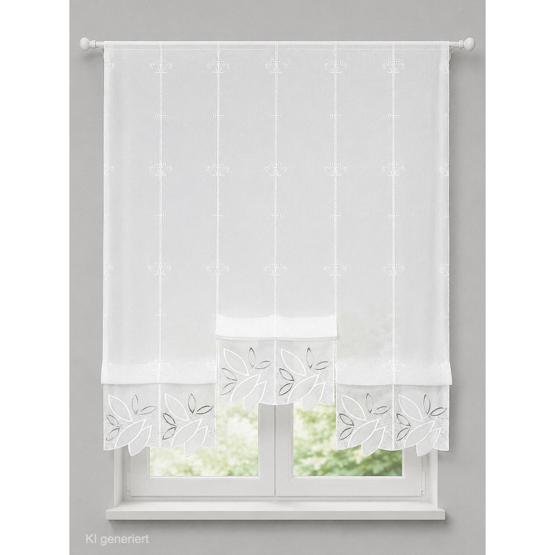 Halbtransparenter Clipstore aus Plauener Spitze, weißer Bistro-Vorhang mit elegantem Blätter-Motiv am Fenster.