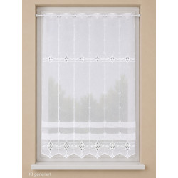 Halbtransparente Raffgardine mit geometrischer Stickerei und Zackensaum am Fenster, elegante Heimtextilien.