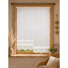 Halbtransparenter Raffstore mit Plauener Spitze am Fenster im gemütlichen Landhaus-Wohnzimmer für edle Heimtextilien.