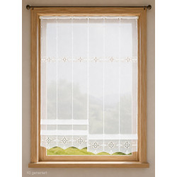 Weißer Fenster-Raffstore mit gestickter Rauten-Bordüre und welligem Abschluss für stilvolle Heimtextilien.
