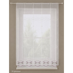 Elegante, weiße Raffgardine mit modernem Spitzenabschluss dekorativ am Fenster im Landhausstil.