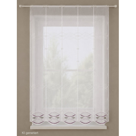 Elegante, weiße Raffgardine mit modernem Spitzenabschluss dekorativ am Fenster im Landhausstil.