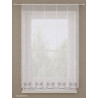 Elegante, weiße Raffgardine mit modernem Spitzenabschluss dekorativ am Fenster im Landhausstil.