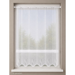Halbtransparente weiße Clipstore-Gardine mit gestickten Wellen-Motiven und Bogenabschluss vor einem hellen Fenster im Raum.