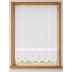 Weiße, halbtransparente Raffgardine mit Stickerei und gewelltem Abschluss, gerade aufgehängt an einer Vitragenstange im Holzfenster.