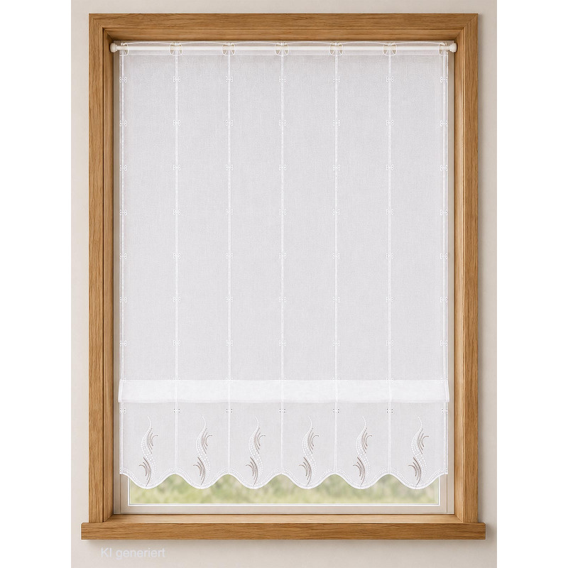 Weiße, halbtransparente Raffgardine mit Stickerei und gewelltem Abschluss, gerade aufgehängt an einer Vitragenstange im Holzfenster.