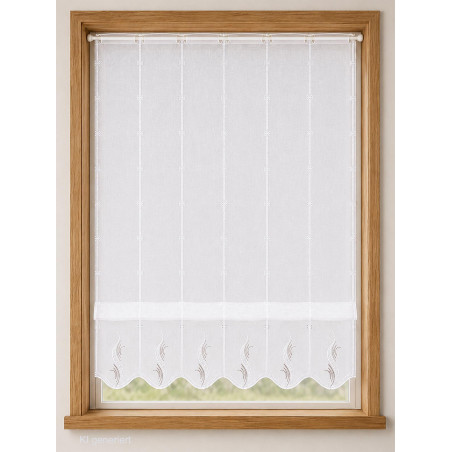 Weiße, halbtransparente Raffgardine mit Stickerei und gewelltem Abschluss, gerade aufgehängt an einer Vitragenstange im Holzfenster.