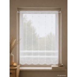 Weiße, halbtransparente Raffgardine in moderner Wohnzimmer-Ambiente an einem Holzfenster mit Zimmerpflanze dekoriert.