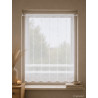 Weiße, halbtransparente Raffgardine in moderner Wohnzimmer-Ambiente an einem Holzfenster mit Zimmerpflanze dekoriert.