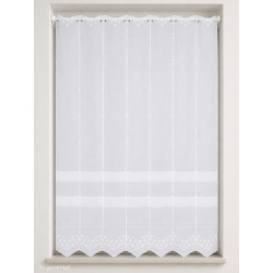 Weiße Fensterdekoration mit zarten Blumen-Motiven und Bogenabschluss, gerade hängend an einer Stange im Holzfensterrahmen.